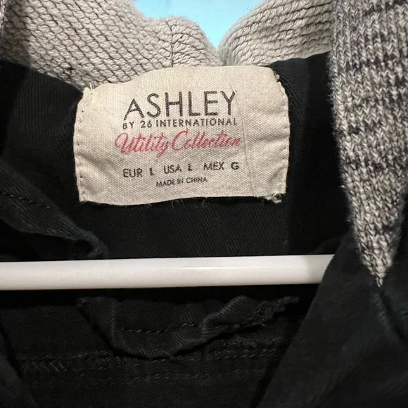 Black Jean jacket with a hood. - Picture 3 of 3